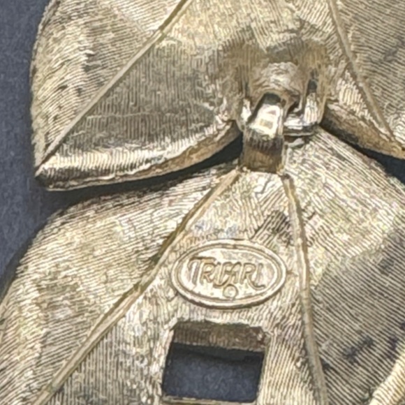 Vintage Trifari feather drop gold earrings,leaf bracelet,pearl brooch set of 3 - Picture 3 of 10